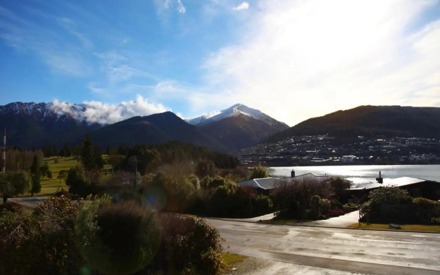 Sunny Lakeside Haven