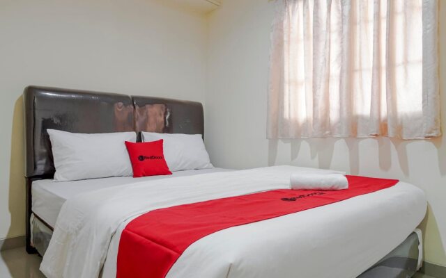 RedDoorz @ Jalan Biak Roxy Jakarta