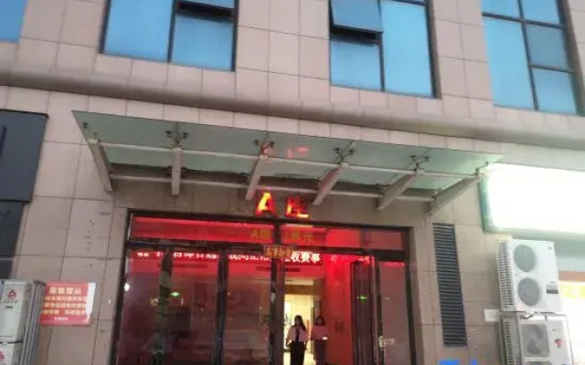 Xixi Movie Homestay (Erqi Square Subway Station David City)
