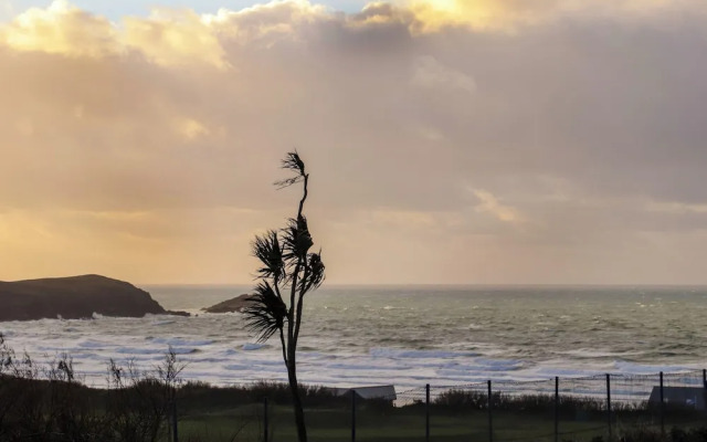 5 Fistral Waves