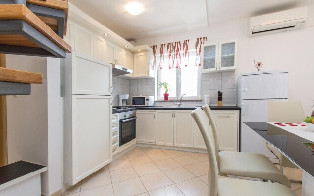 Awesome Home in Drenje With Wifi and 4 Bedrooms