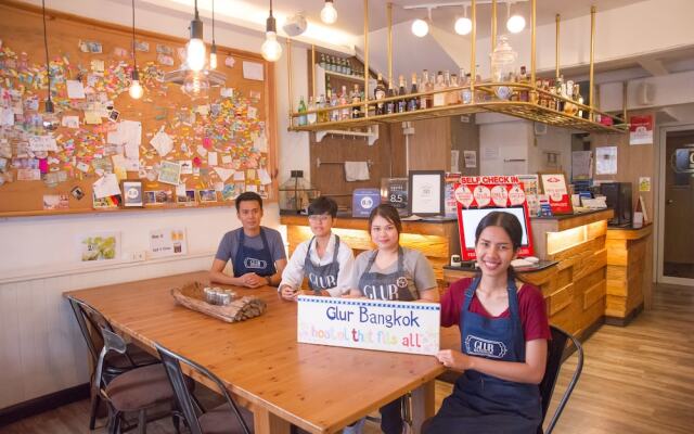 Glad Bangkok Hostel Bar and Restaurant