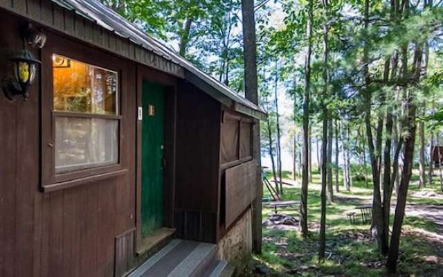 Fifth Lake Cottages