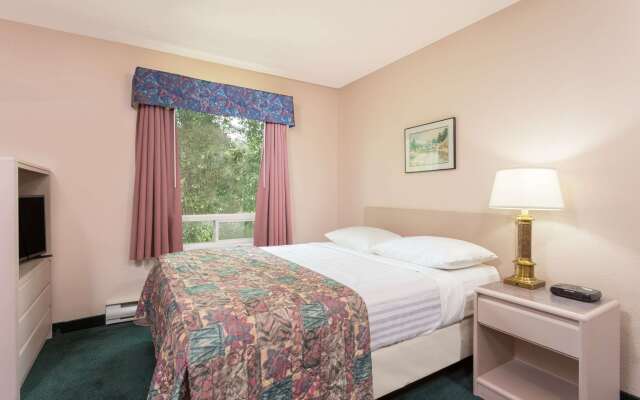 Super 8 By Wyndham Golden