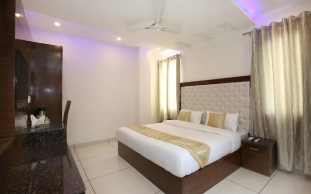 OYO 9420 Hotel Silver Palm