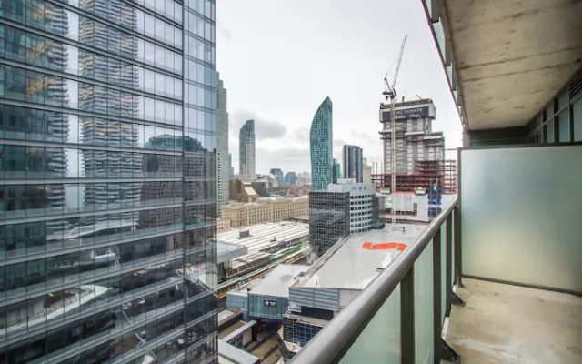 MiCasa Suites - Stylish Condo in Maple Leaf Square