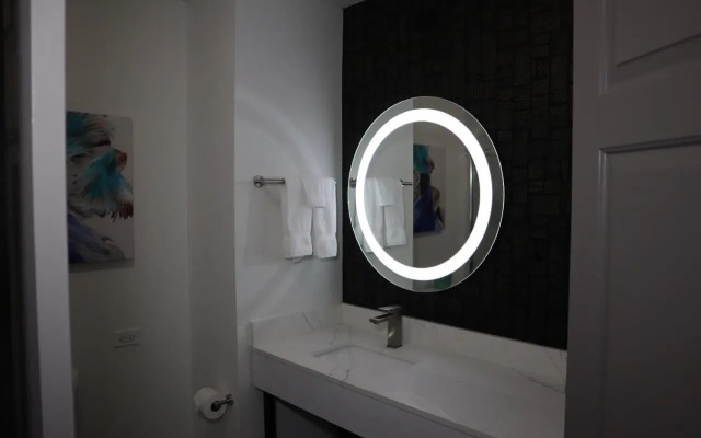 La Quinta Inn & Suites by Wyndham Houston Bush IAH South