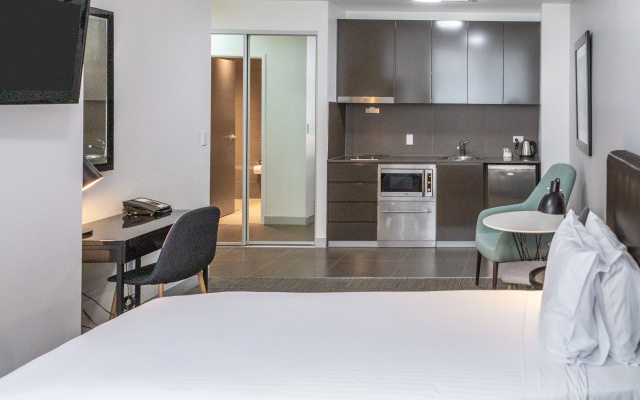 Holiday Inn & Suites Sydney Bondi Junction by IHG – Guest Rooms – Sydney