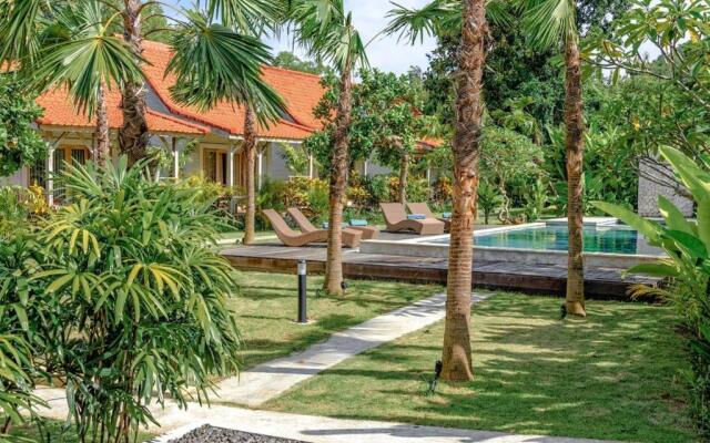 Tamuku Padang Padang, CARI Surf Camp