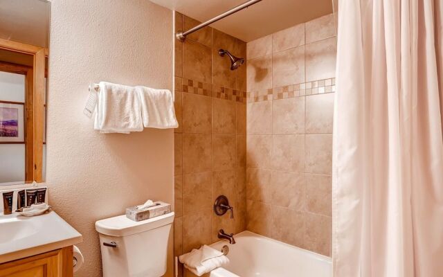 Perfect Mountain Retreat/3br -fireplace, Kids Ski Free 3 Bedroom Condo by RedAwning