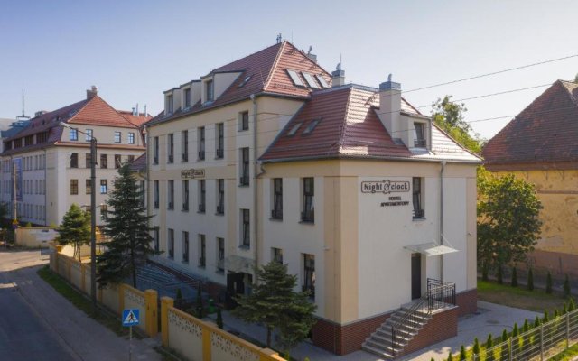 Hostel "Night o'clock" - restauracja, parking i darmowa siłownia