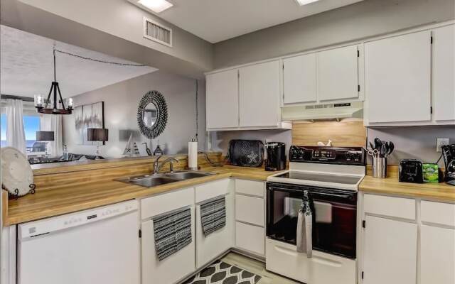 Coral Sands Beautiful Condominium by RedAwning