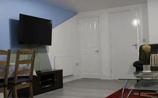 Stunning 2-bed Ground Floor Apartment in Romford