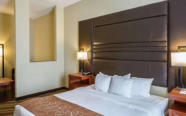 Comfort Suites near Tanger Outlet Mall
