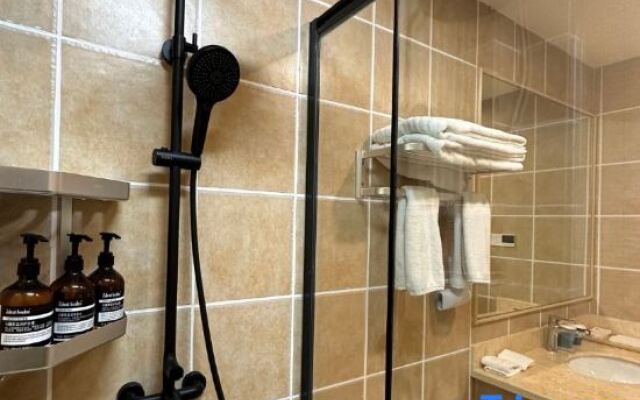 Huyun Mountain House