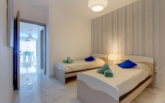 Marvellous 2 Bedroom Apartment by the Sea