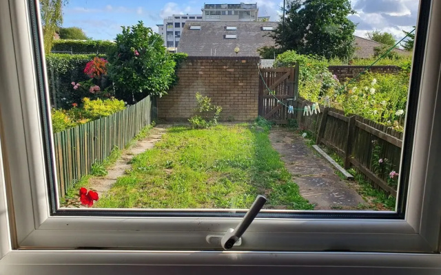 17 Spring Close Service Apartment
