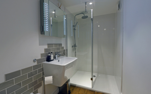 The Cwtch - Luxury Cottage, Sea Views, Pet Friendly