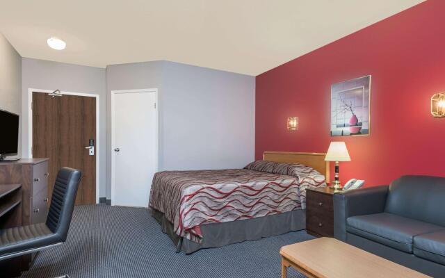 Super 8 Mt Hope Hamilton Intl Arpt ON