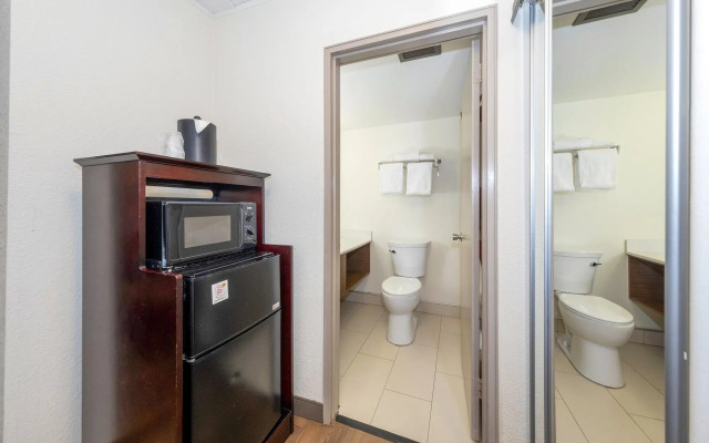Red Roof Inn PLUS+ Newark Liberty Airport - Carteret