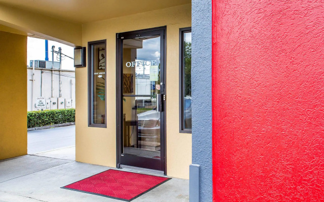 Econo Lodge North