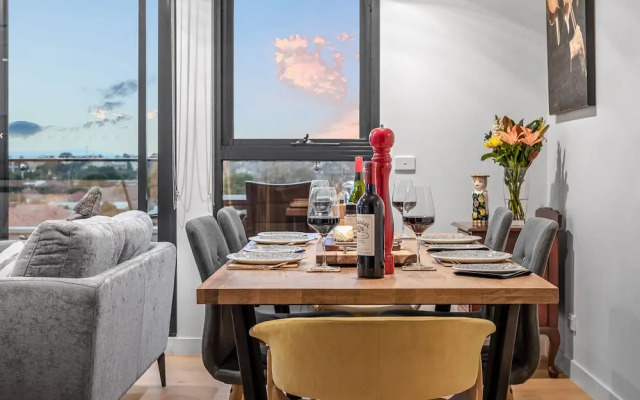 StayCentral - East Brunswick Penthouse with Study