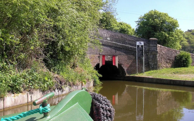 Stone - Boat - Sleeps 4 - Pet Friendly-85ws