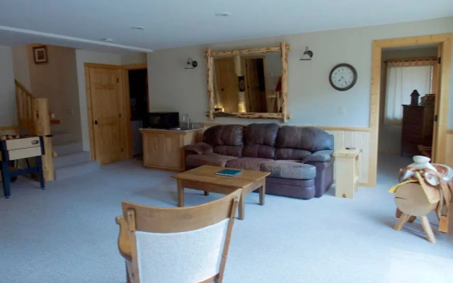 Cliffs & Stream Log - 3 Br Cabin