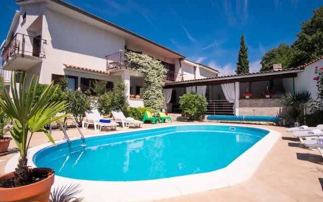 Apartment Dina with pool
