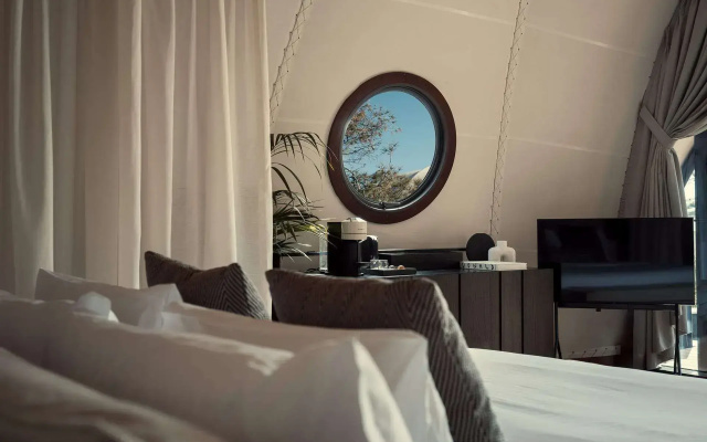 91 Athens Riviera, The Resort