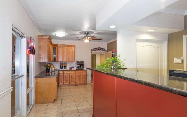 Howard Johnson by Wyndham Bakersfield