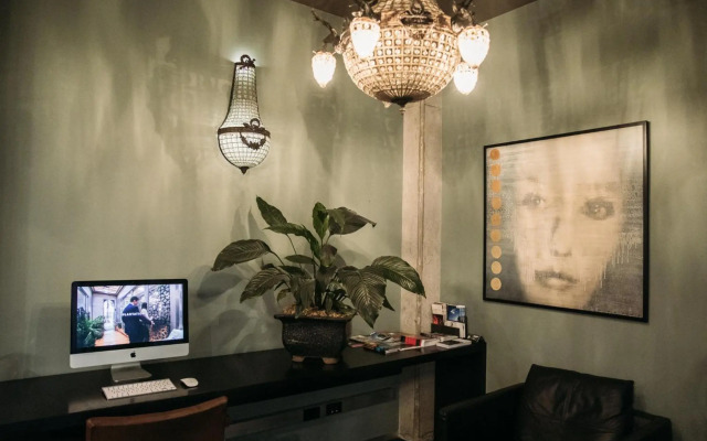 King and Queen Hotel Suites
