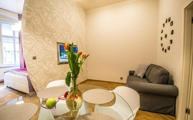 Bourgeois Apartment in Cultural Heritage Building by Ruterra