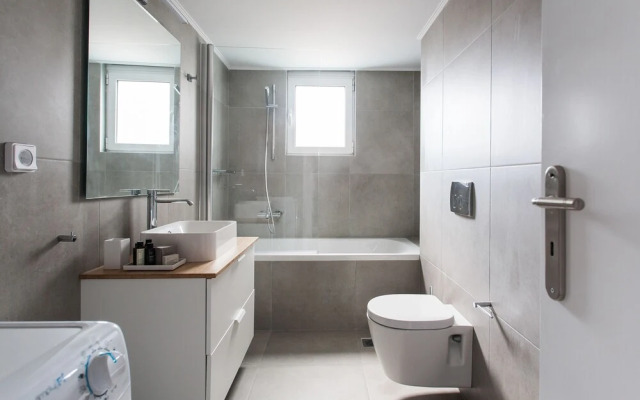 Spacious Apartment near HELEXPO