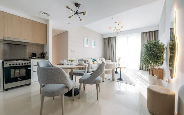 Elegant Stay: Balcony & Stunning Dubai Creek Views