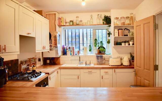 2 Bedroom Flat With Balcony in Homerton