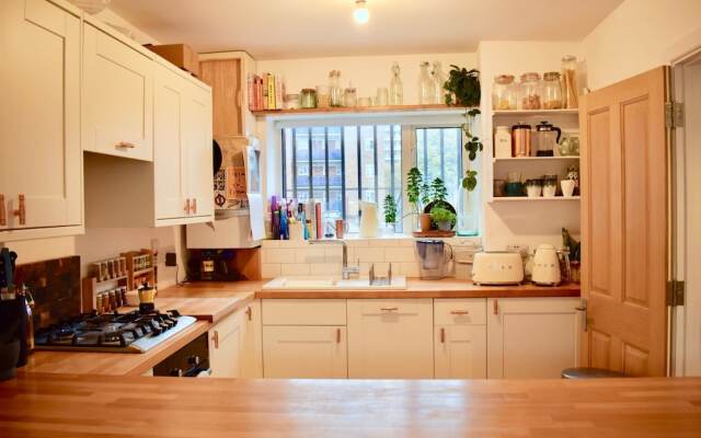 2 Bedroom Flat With Balcony in Homerton