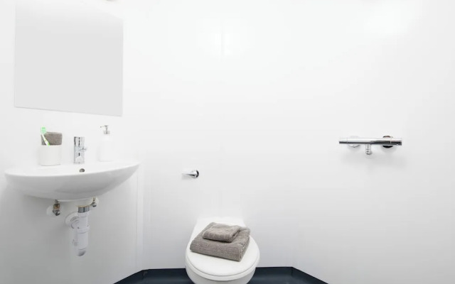 Student Only Ensuite Room in Apt London