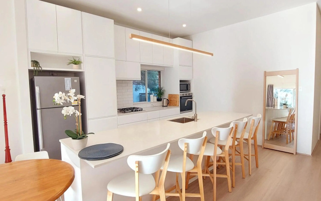 3br house, 5 min walk to beach with parking – Guest Rooms – Sydney