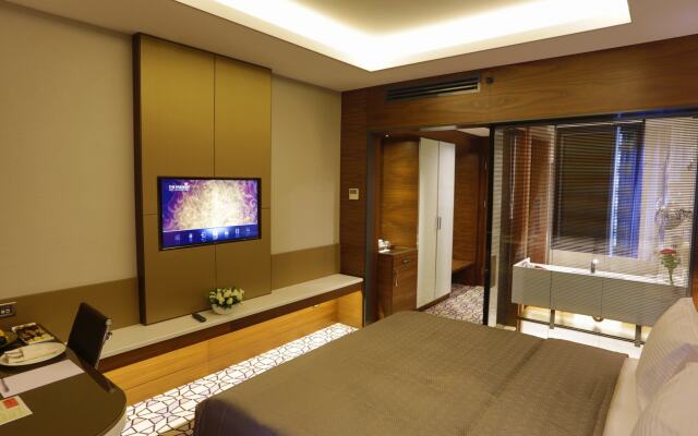 Royal Stay Palace Hotel