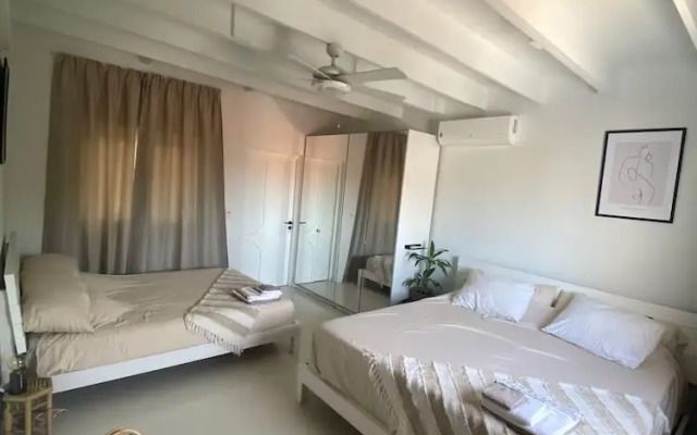 Palm Beach Vacaysuites - Coconut Suite - Top Floor