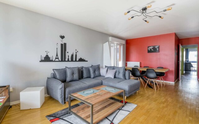 Spacious Apartment With Stunning View Of Paris La Defense Fits Up To 8