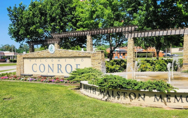 Backyard, Deck & Fire Pit: Conroe Getaway