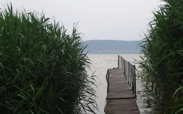 14 férőhelyes ház saját stéggel, játszótérrel Balatonfenyvesen vízparti utcában