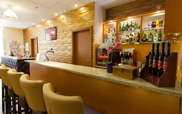 Six Inn Hotel