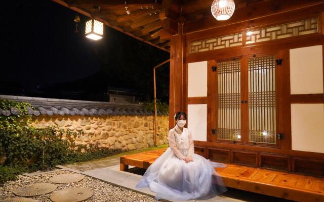 Jeonju Hanok Maeul Samrakheon Hanok