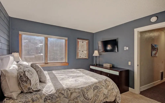 Beautiful Mountain Condo A Minute to Lift - AN210 by RedAwning