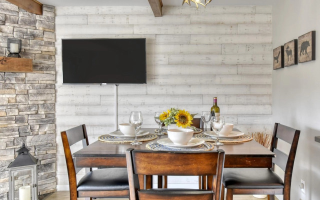 Elegant Apartment - View on Lake Tremblant & Mountain