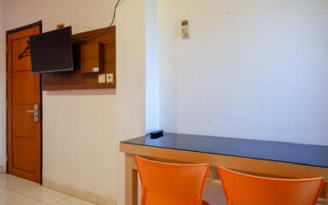 RedDoorz Plus near Ciputra Mall Simpang Lima 2