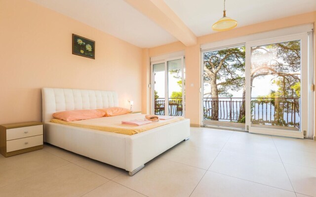 Awesome Home in Brela with Hot Tub, WiFi & 4 Bedrooms